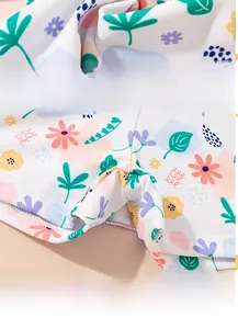 Détail du short de bain floral pour fille avec tissu doux et coutures de précision