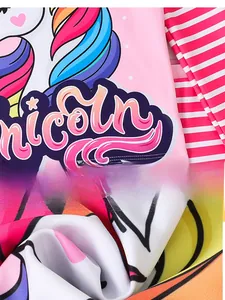 Détail du maillot de bain rose pour enfants avec motif licorne et texture rayée