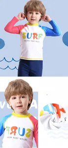 Detailansicht der langärmel Langarm-Rash-Guard für Jungen mit Surf-Aufdruck und Flachnähten im Detail