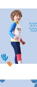 Detail von langärmeliger Kinder-Sonnenschutz-Bademode mit buntem Aufdruck und Hose