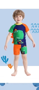 Detail von Jungen-Badeanzug mit Dinosaurier-Druck und Cool Dude Schriftzug in Dunkelblau