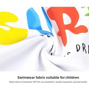 Detailansicht von weichem UPF 50+ Stoff mit bunten Buchstaben für Jungen-Bademode
