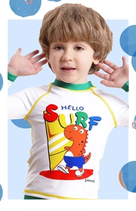 Détail du t-shirt de bain garçon avec imprimé dinosaure et texte Hello Surf Summer