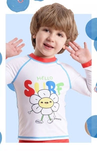 Détail du t-shirt de bain garçon avec motif Hello Surf et col rouge contrasté