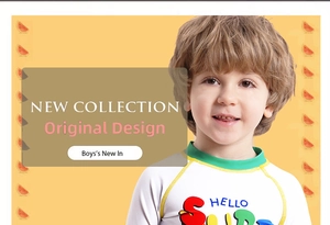 Détail du t-shirt d'été pour garçons avec imprimé HELLO SUMMER et bordure verte