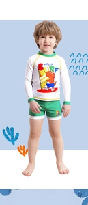 Détail d'un maillot de bain garçon manches longues avec imprimé dinosaure et short vert