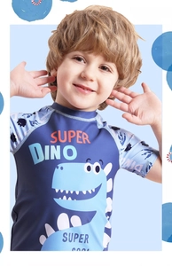 Detail eines blauen Jungen-Schwimmshirts mit Super Dino-Druck und Dino-Ärmelmuster