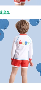 Vue arrière d'un maillot de bain deux pièces manches longues pour garçon avec motif SURF