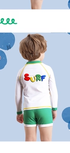Détail du maillot de bain garçon à manches longues avec inscription SURF au dos