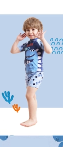 Detail von Jungen-Badeanzug mit Cartoon-Dino-Print und hochelastischem, schnell trocknendem Stoff
