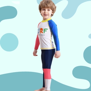 Langärmeliges Jungen-Sonnenschutz-Schwimmset mit Surf-Druck und passender Badehose