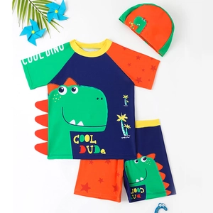 Dreiteiliges Jungen-Badebekleidungsset mit grünem Dinosaurier-Druck und passender Badekappe