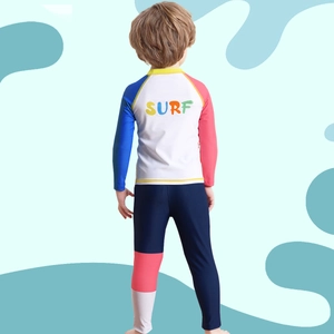 Langärmeliges UV-Schwimmset für Jungen mit buntem Surf-Aufdruck und langer Hose