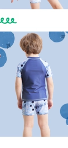 Rückansicht eines zweiteiligen Jungen-Badeanzugs mit Dino-Print und kurzen Ärmeln am Oberteil