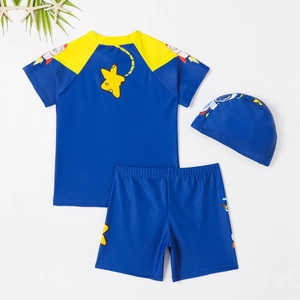 Three-piece boys' swimsuit with astronaut print, short sleeves and blue swim cap