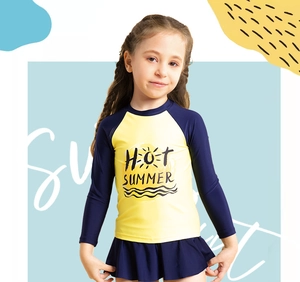 Détail du maillot de bain manches longues pour fille avec imprimé Hot Summer et jupe
