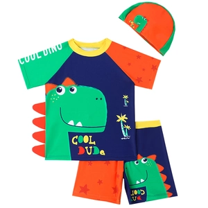 Dreiteiliges Jungen-Schwimmset mit Kurzarm-Oberteil, Shorts und Dino-Print-Motiv