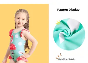 Details des mintgrünen gepunkteten Badeanzugs mit Flamingo-Rüschen und Stofftextur