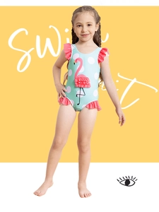 Detailansicht des Flamingo-Designs und der Rüschen am gepunkteten Kinderbadeanzug in Mint