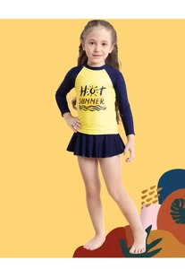 Détail de maillot de bain fille à manches longues avec imprimé et jupe plissée