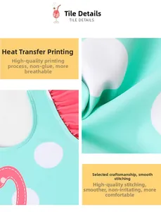 Details des mintgrünen Mädchenbadeanzugs mit Rüschen, Flamingoprint und Nähten
