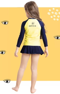 Détail du maillot de bain fille à manches longues avec imprimé dos et jupe plissée marine