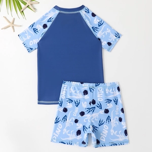 Zweiteilige Jungen-Bademode mit Kurzarm-Oberteil und blauem Dinosaurier-Druck