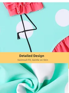 Detail von Mädchen-Badeanzug mit Flamingo-Muster, mintgrünen Punkten und Rüschen