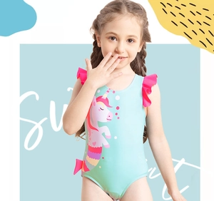 Dettaglio del costume intero bimba verde menta con volant rosa e stampa unicorno