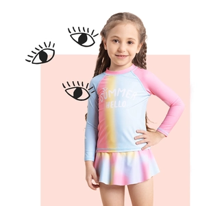 Détail d'un ensemble de maillot de bain manches longues fille avec dégradé arc-en-ciel