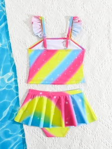 Detail eines zweiteiligen Mädchen-Badeanzugs mit Regenbogenverlauf und Rüschenträgern