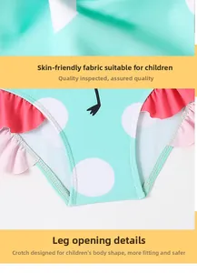 Detail eines mintgrünen Mädchen-Badeanzugs mit rosa Rüschen und ergonomischer Naht