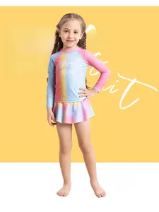 Détail du maillot de bain dégradé pour filles à manches longues et jupe plissée soleil