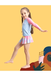 Détail d'un maillot de bain fille avec manches longues et jupe de bain tie-dye colorée