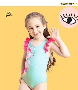 Dettaglio del costume da bagno unicorno da bambina con volant rosa e tessuto verde menta