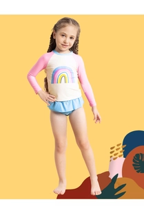 Detalle de bañador de dos piezas para niña con manga larga, arcoíris y falda volada