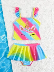 Detail eines Mädchen-Badeanzugs mit Einhorn-Motiv und bunten Regenbogenstreifen