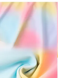 Vue macro du tissu doux du maillot de bain arc-en-ciel avec haute élasticité et texture soyeuse