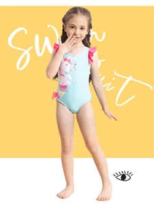 Dettaglio costume unicorno azzurro con volant rosa e simpatica stampa per bambine