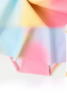 Détail de la couture double renforcée sur le tissu arc-en-ciel du maillot pour fille