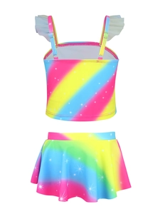 Detail eines Mädchen Badeanzugs mit Regenbogen-Farbverlauf und Tüll-Rüschen am Träger
