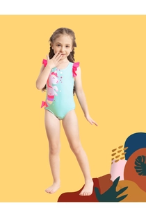 Dettaglio del costume intero azzurro per bambina con unicorno e spalline con volant