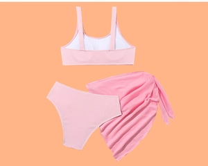 Dettaglio del bikini rosa a coste per bambine con gonna in mesh trasparente coordinata