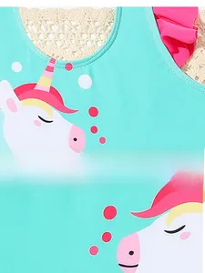 Dettaglio della stampa unicorno e volant rosa sul costume intero turchese da bimba