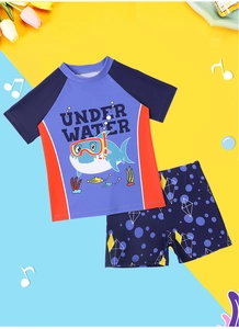 Detail von Jungen-Schwimmset mit Cartoon-Hai-Print und Unterwasser-Motiv im Design