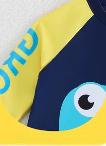 Détail du tissu extensible et séchage rapide du maillot de bain dinosaure pour enfants