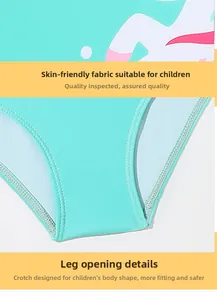 Dettaglio del costume verde menta con girogamba e tessuti morbidi adatti alla pelle dei bambini
