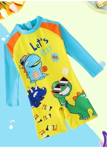 Détail d'un maillot de bain enfant à manches longues avec imprimés dinosaures colorés