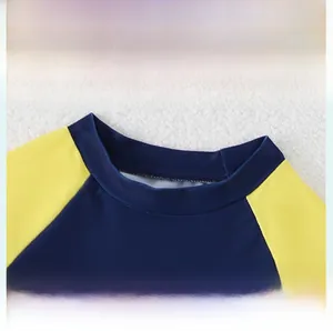 Gros plan du col rond élastique du maillot de bain anti-UV pour garçon bleu et jaune