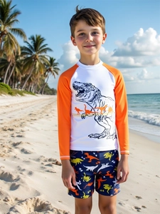 Dettaglio del costume da bagno dinosauro per bambini con maglia protettiva e pantaloncini